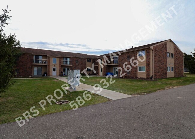 Foto del edificio - **JUST REDUCED** Beautifully Remodeled 2-Bedroom Condo in Fraser, MI