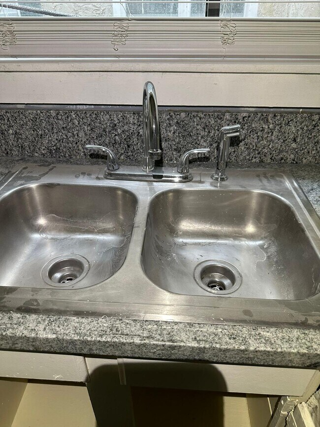 Foto del edificio - 3575 Oakvale Rd