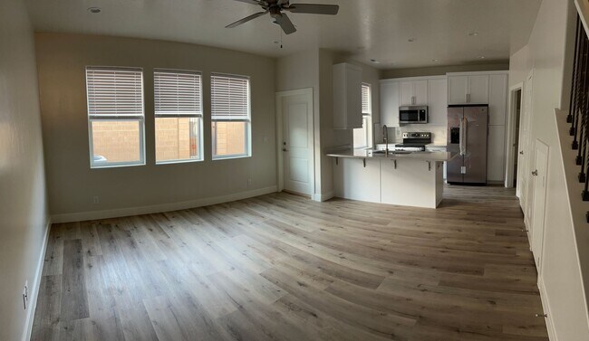 Building Photo - Like New Townhome in Washington!