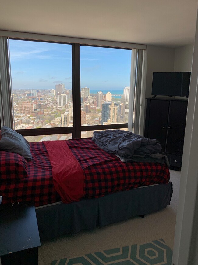 Foto del edificio - 2650 N Lakeview Ave