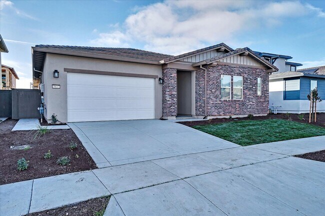 Foto del edificio - FULLY FURNISHED - ALMOST NEW 4 BED, 2.5 BATHS, 2 CAR GARAGE, 1 STORY IN NORTH LAKE COMMUNITY, NOR...