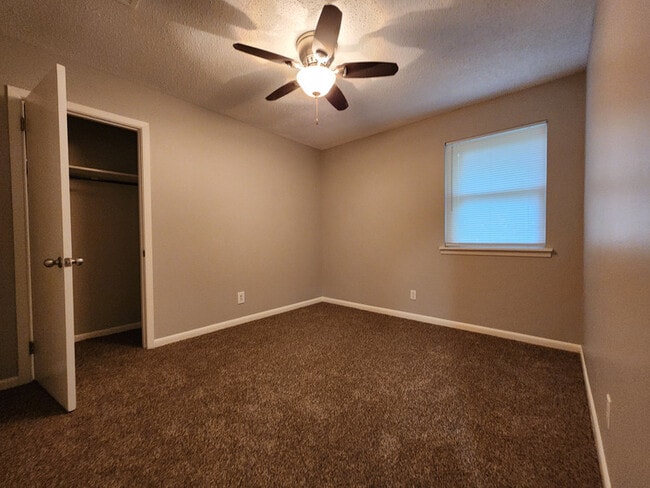 Building Photo - 612 Lindenhurst Dr