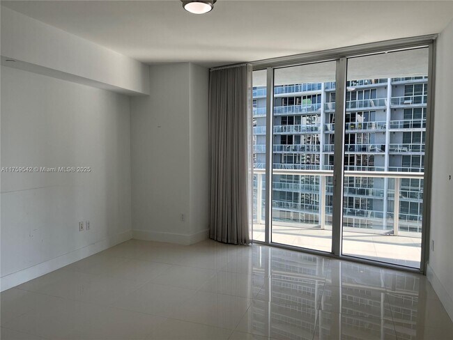 Building Photo - 475 Brickell Ave