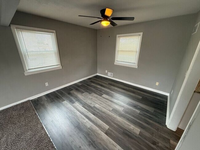 Foto del edificio - 3BR/2.5BA Duplex w/ 1-Car Garage + Fenced Yard