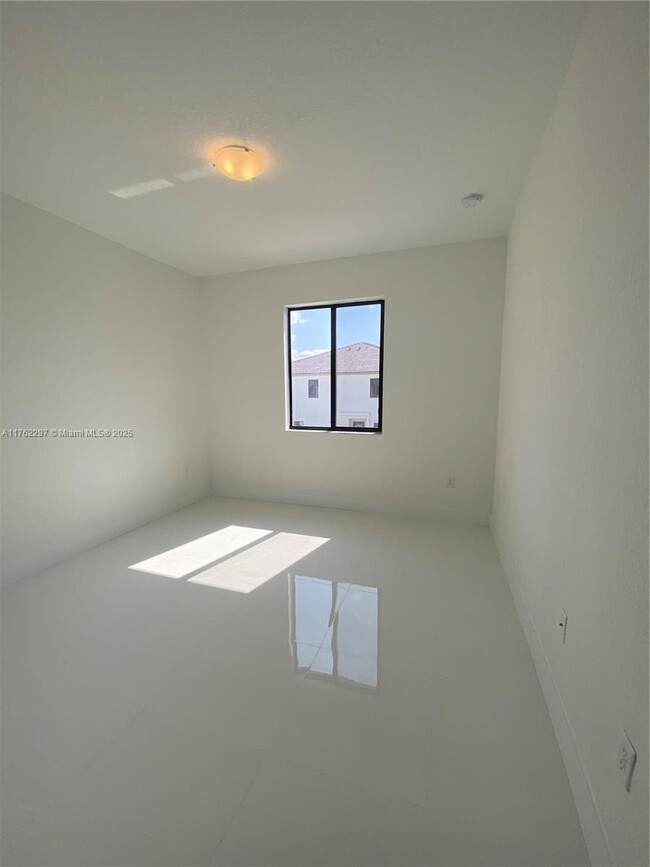 Foto del edificio - 2434 SW 145th Pl
