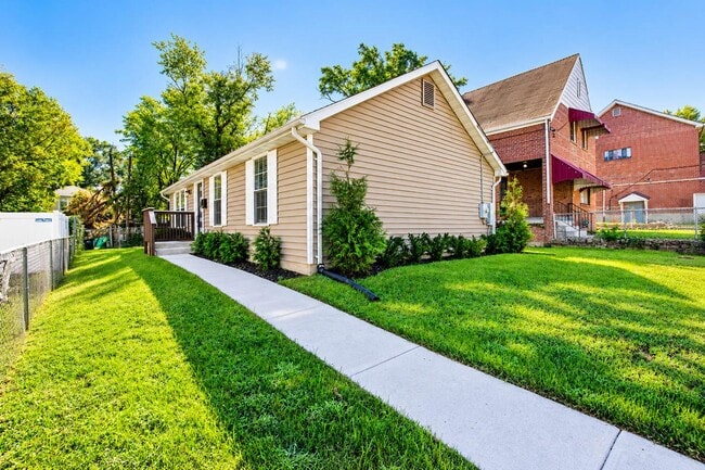Building Photo - Bright & Comfortable Home in DC