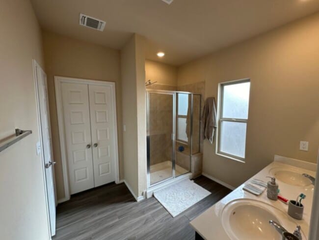Building Photo - 3Br 2Fb 1HB