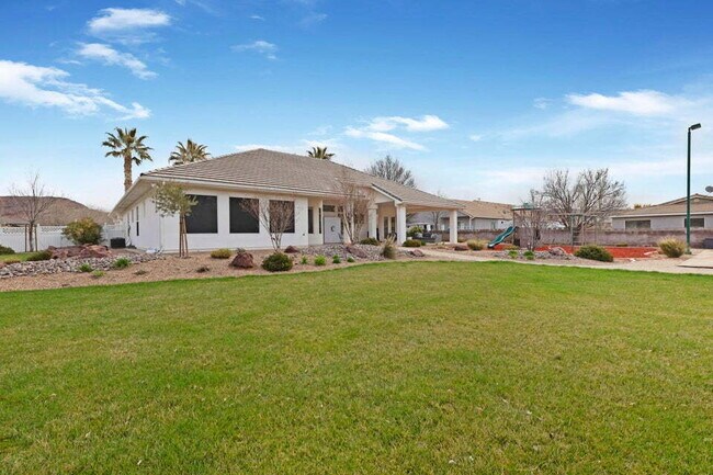 Building Photo - Spacious 5 bed 3 bath with large back yard.