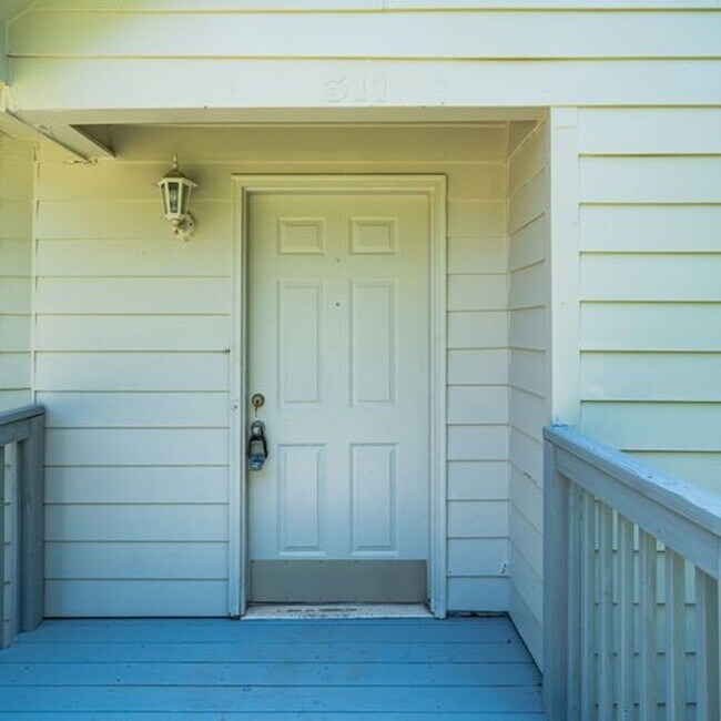 Building Photo - Charming 3-Bed, 1.5-Bath Home in Highly De...
