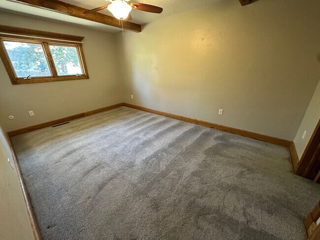 Building Photo - Spacious 4 Bedroom Rancher with Finished B...