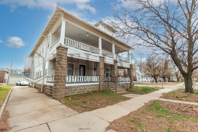 Building Photo - 838 S Main St