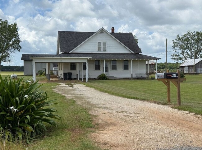 Building Photo - Charming Country Farmhouse in Elberta!