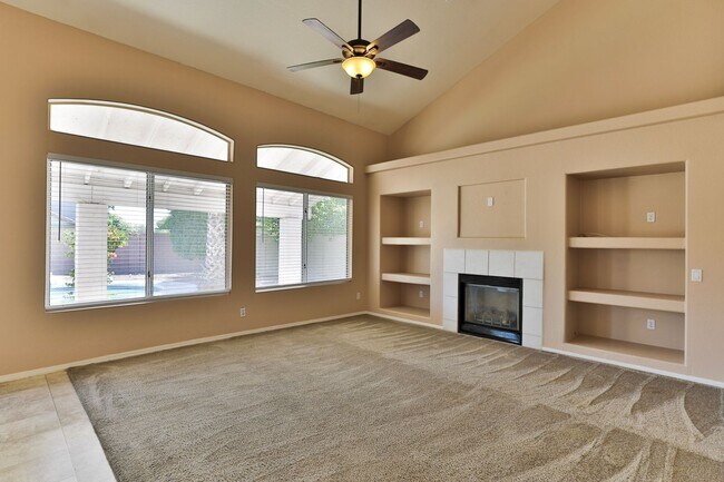 Building Photo - 4 Bedroom/Den