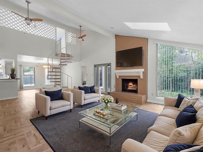 Building Photo - 707 Center Hill Dr