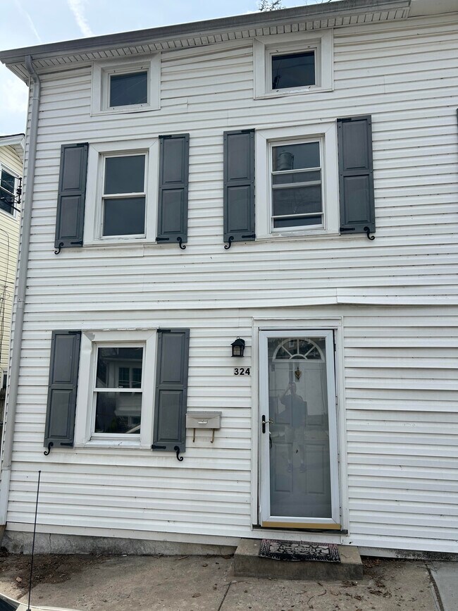 Building Photo - 324 Dayton St