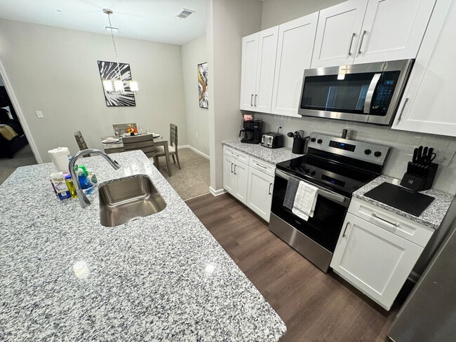 Foto del edificio - 1701 Pine Lake Dr