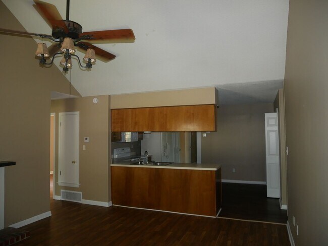 Foto del edificio - 5697 Shannon Dr