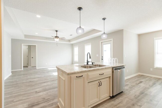 Foto del edificio - Modern 4-Bedroom Home with Open Layout, Sp...