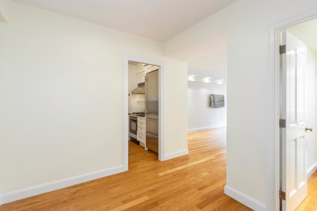 Building Photo - 20 E 68th St
