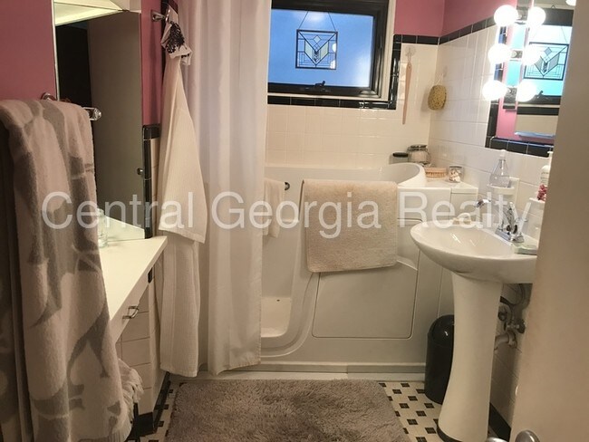 Foto del edificio - 2604 N Druid Hills Rd NE