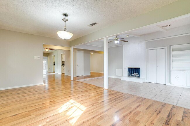 Building Photo - One Side of Duplex SW Fort Worth- 3 Bed, 2...