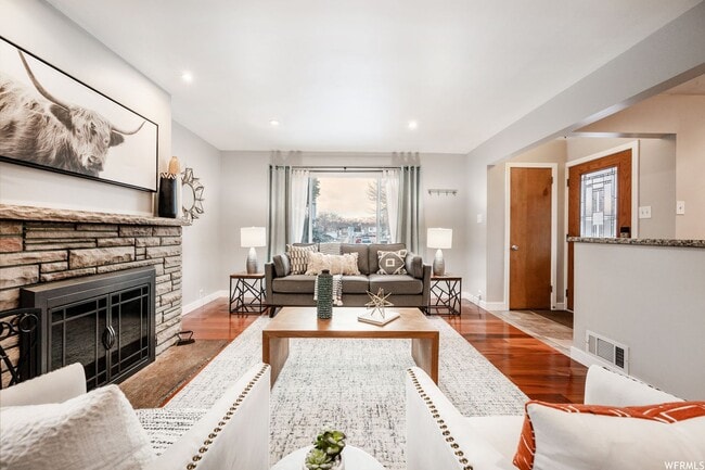 Building Photo - Beautiful Updated 3 Bed, 2 Bath Home Near ...