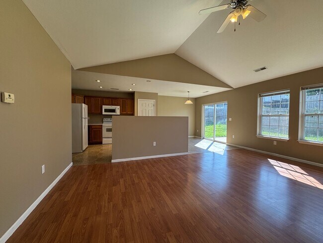 Foto del edificio - Home in Pioneer Ridge – Pet Friendly & Min...