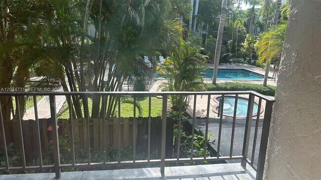 Foto del edificio - 6900 N Kendall Dr
