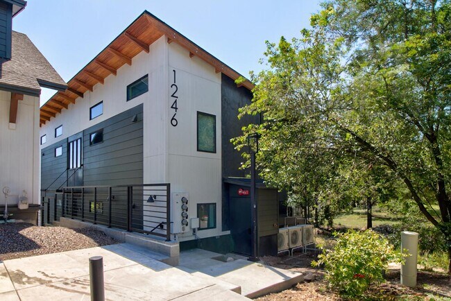 Building Photo - 1221 E Emma Dr