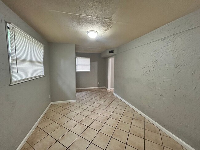 Foto del edificio - 4/2 Westside Home on Corner Lot with Fence...