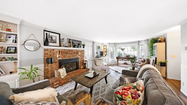 Foto del edificio - 4 Bed 2.5 Bath - RV Parking - Dog Friendly...