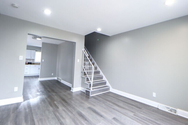 Foto del edificio - Spacious 3 Bedroom Sunnyside Duplex