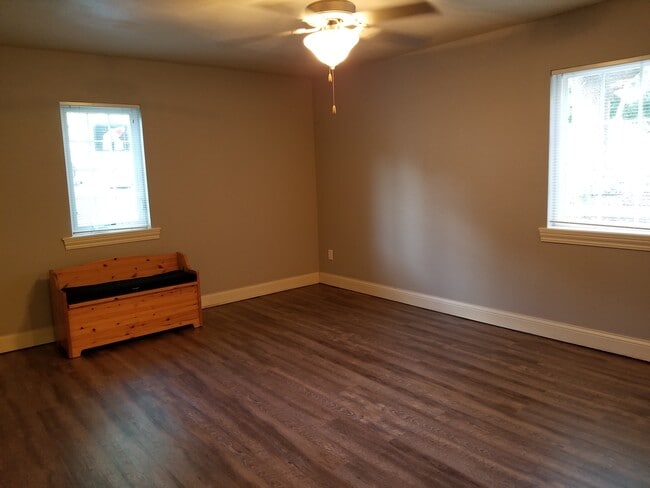 Living room - 204 Grandview Court