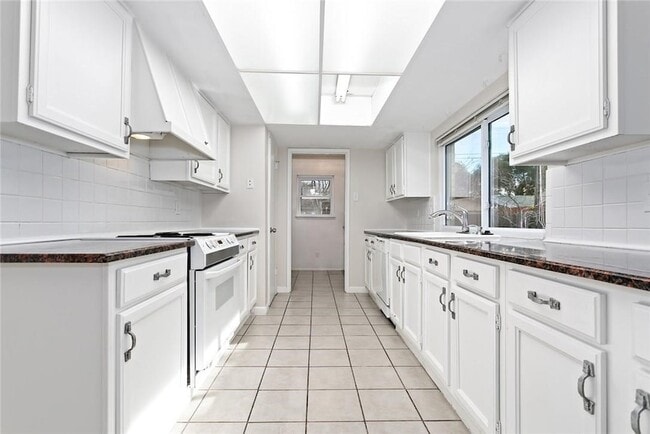 Building Photo - 5000 Goodwin Dr