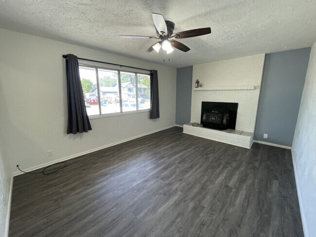 Building Photo - 2 Bed, 1 Bath Single Family Home w/ 1 Car ...