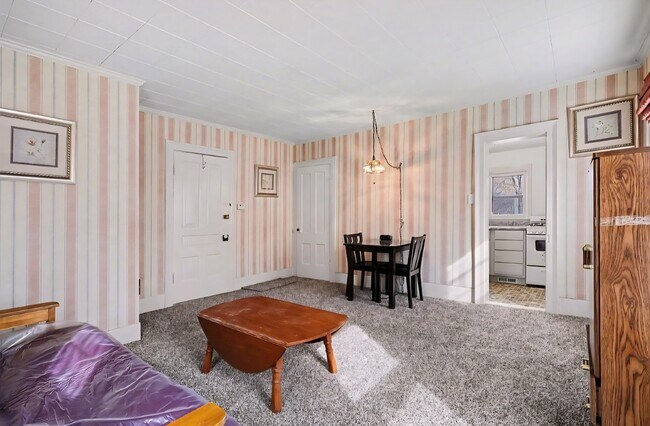 Sala de estar - 222 N Eagle St