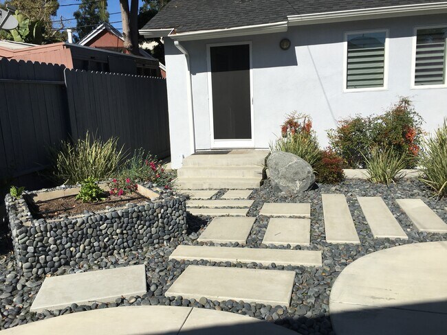 Zen patio del frente - 4074 Huron Ave