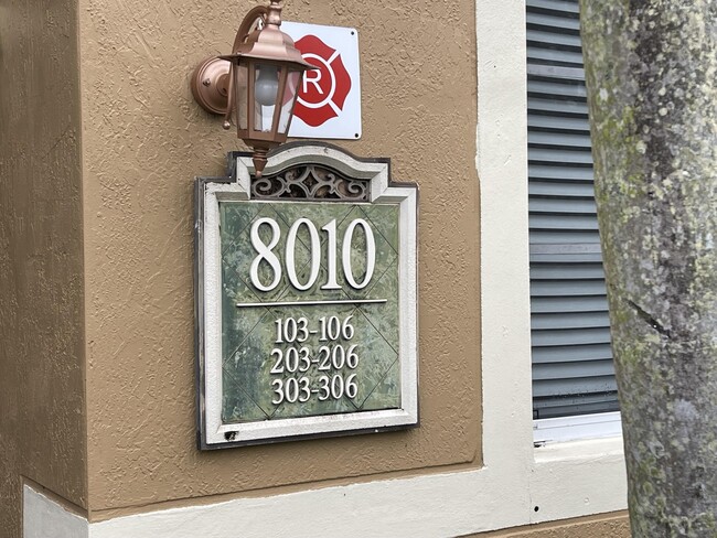 Building Photo - 8010 N Nob Hill Rd