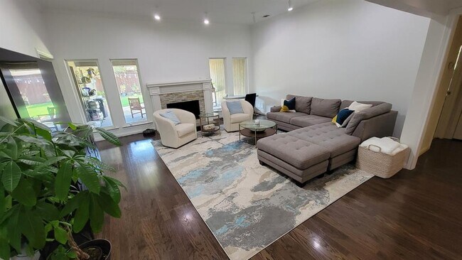 Foto del edificio - 2203 Bluebonnet Dr