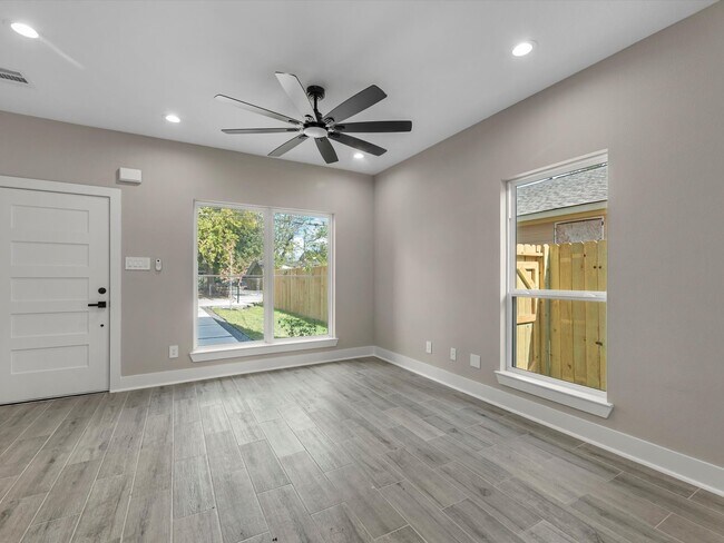 Foto del edificio - 7802 Queen St