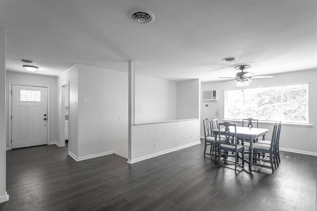 Foto del edificio - 4 Bedroom Red Bank home!