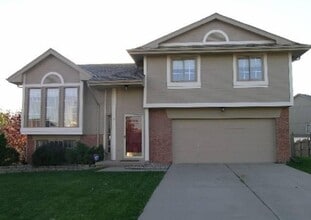 Building Photo - 2402 King Dr