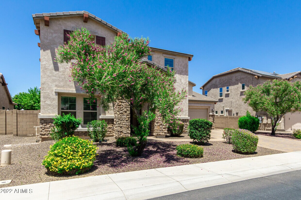 Primary Photo - 882 E Parkview Dr