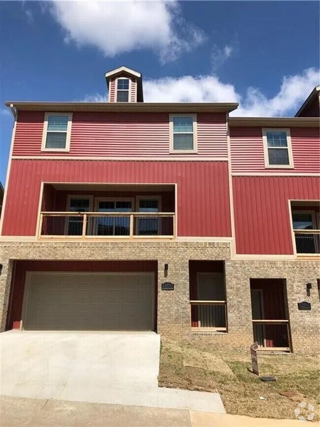 Building Photo - 2802 W Blackstone Crossing
