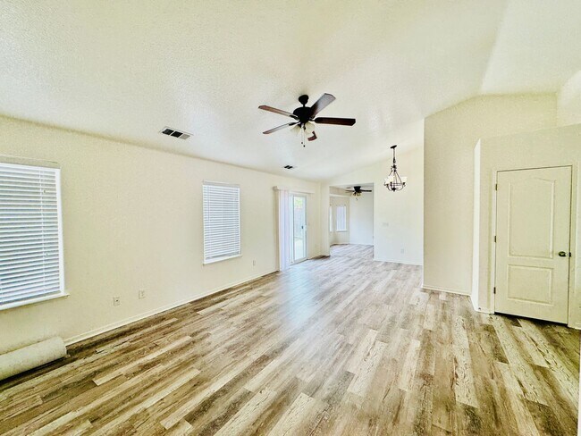 Foto del edificio - REDUCED!!  Beautiful Newly Remodeled Home located in a Court!