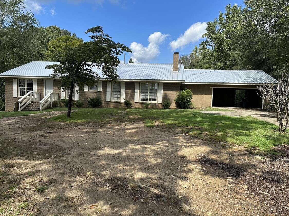 352 Mountain Creek Dr, Pendergrass, GA 30567 House Rental in