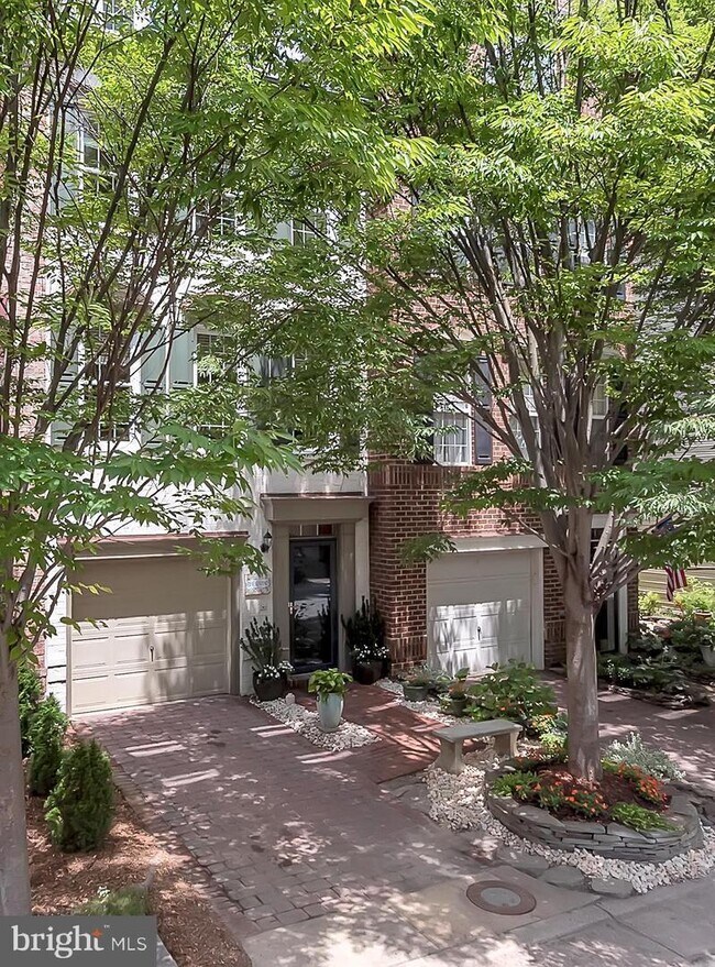Foto del edificio - 4-level, 3-bedroom garage townhome