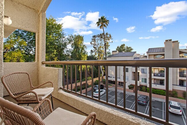 Foto del edificio - Fully Furnished 2-Bedroom Condo with Balcony – The Met, Woodland Hills