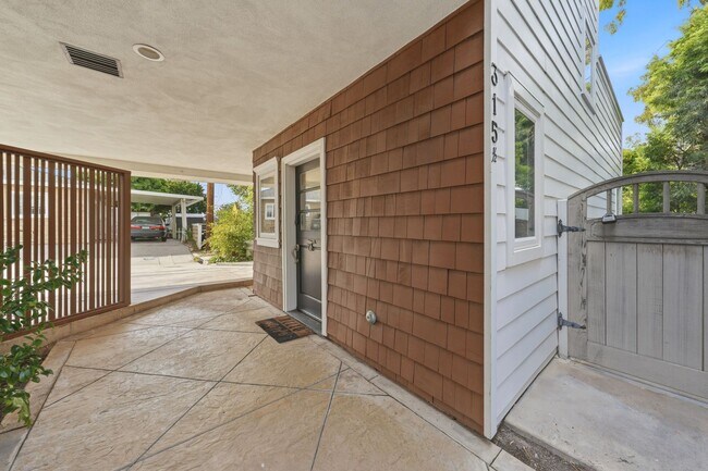 Building Photo - Premier Location in Corona Del Mar for 12-Month Lease