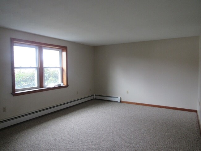 Building Photo - Dracut Beautifully renovated Townhouse for Rent!